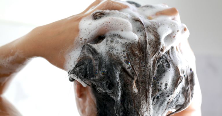 A sampon és balzsam kiválasztása, valamint a használat alapvető fontosságú a haj minősége és egészsége szempontjából. Hajápolás